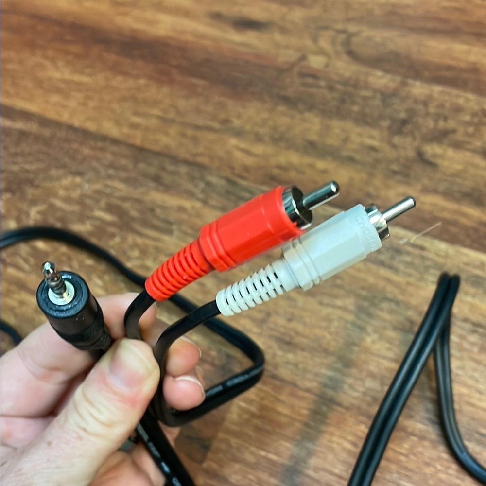Audio/video Cable with Red and White Connectors